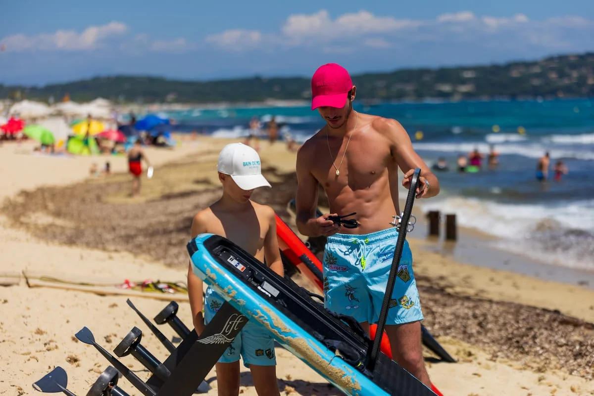 Pampelonne beach: umbrellas, bathers and the sea to the horizon
